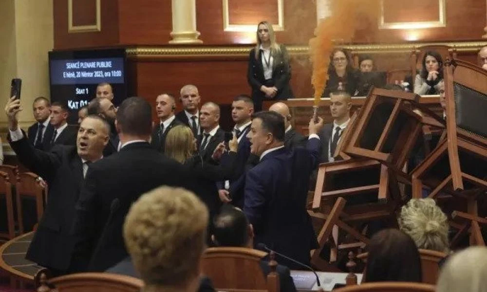 Αλβανία - Νέα ένταση στη Βουλή: Προσπάθησαν να βάλουν φωτιά σε καρέκλες (βίντεο)